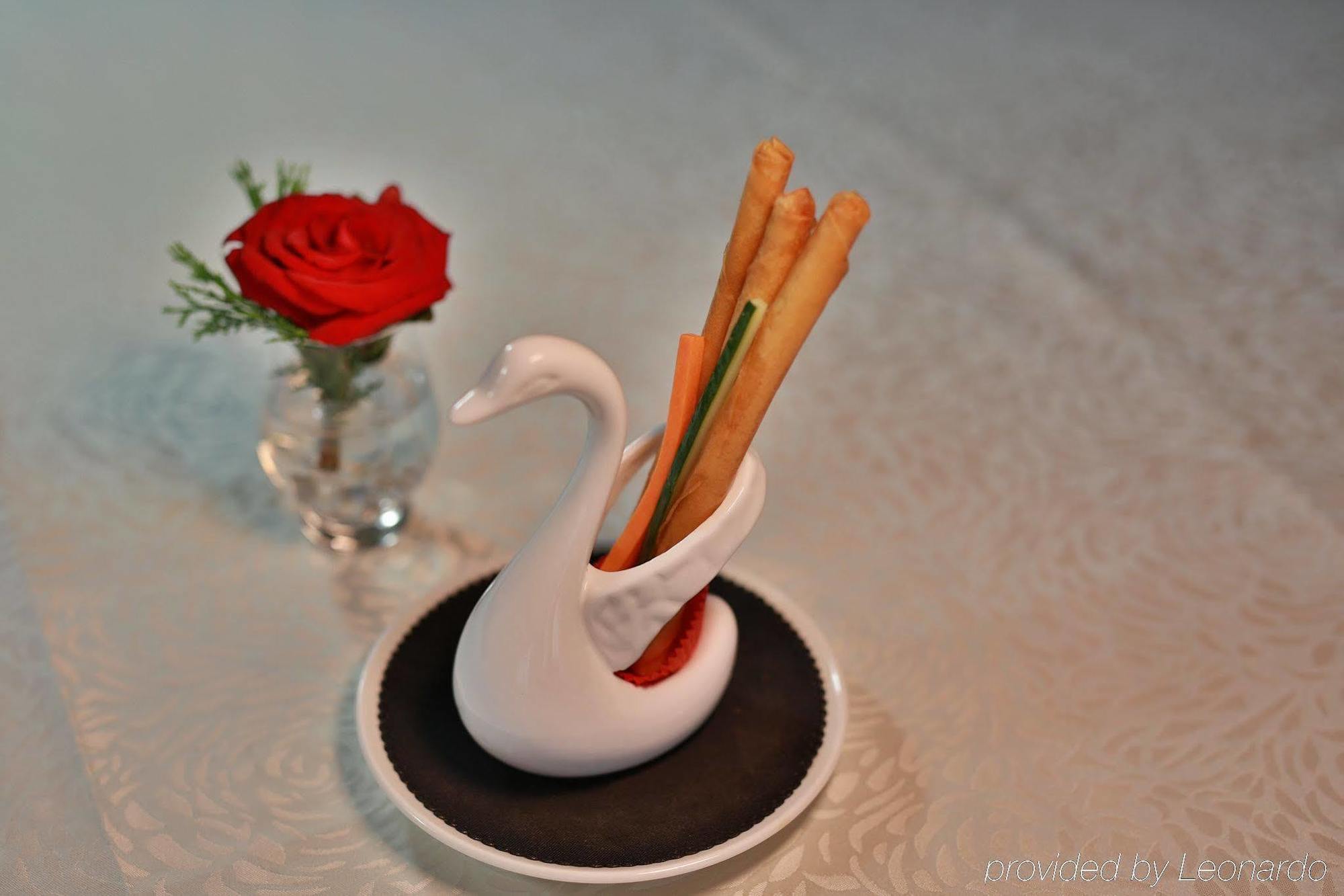 Crowne Plaza Macau By Ihg Hotel Екстериор снимка A swan-shaped chopstick holder